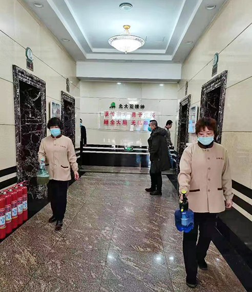 北大荒集团办公室严把“清洁消杀关” 北大荒集团办公室严把“清洁消杀关”