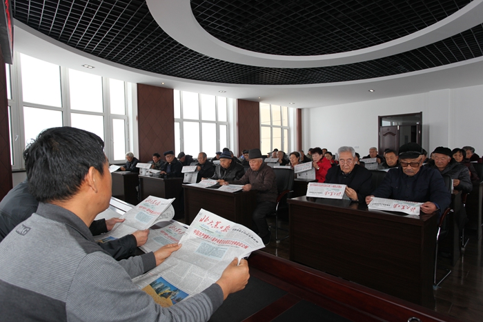 山河农场组织离退休老干部学习十八届四中全会公报(图1)