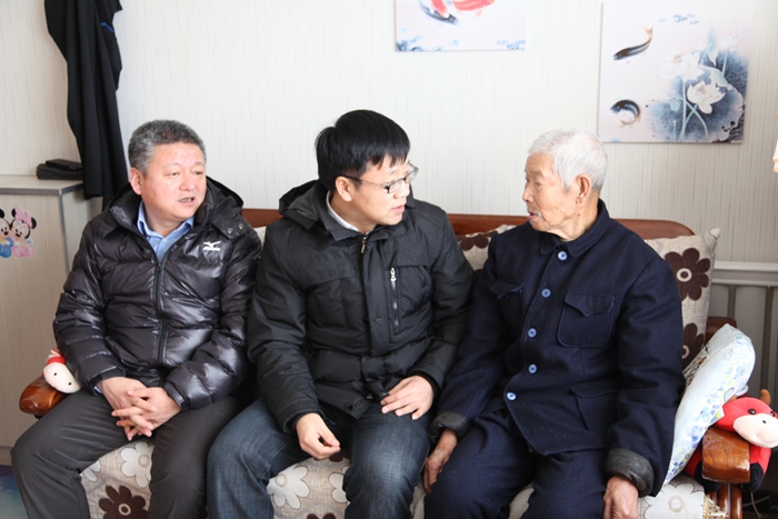 管理局副局长张宏雷到嫩北农场走访慰问(图1)