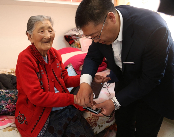 哈拉海农场入户采集指纹 关爱行动不便人员(图1)