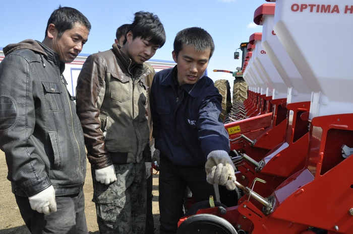 建边农场传授农机安全操作知识确保25万亩农作物全部播在高产期(图1)