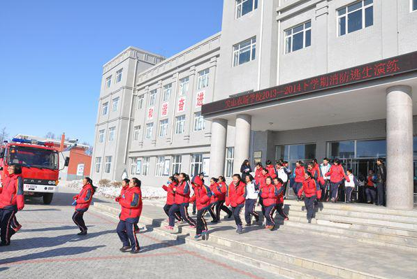 尖山农场学校举行消防逃生演练 尖山农场学校举行消防逃生演练