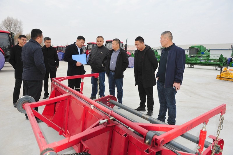 建三江分公司农业发展部到前进农场有限公司检查农机入库封存工作(图1)