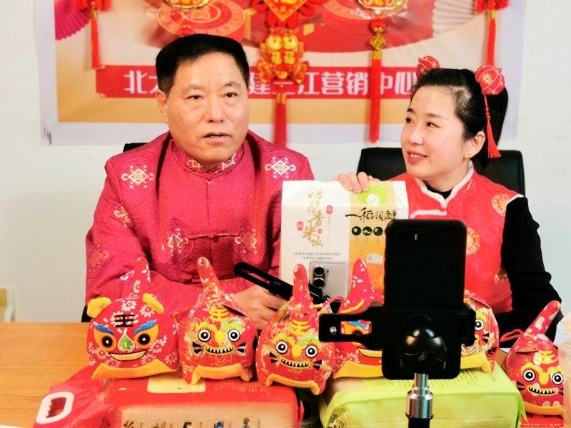 前进农场有限公司董事长化身网红主播“送年货”(图1)
