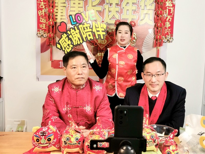 前进农场有限公司董事长化身网红主播“送年货”(图2)