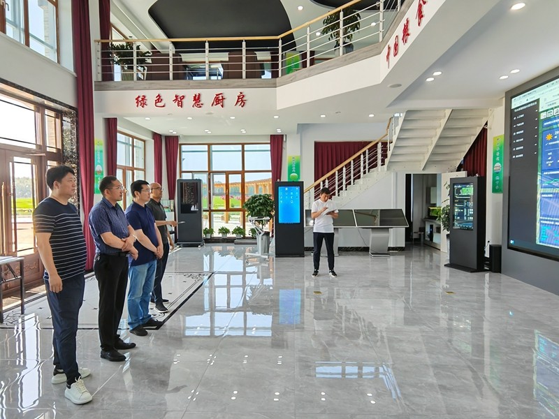 八一农大专家团队到前进农场有限公司调研(图1)
