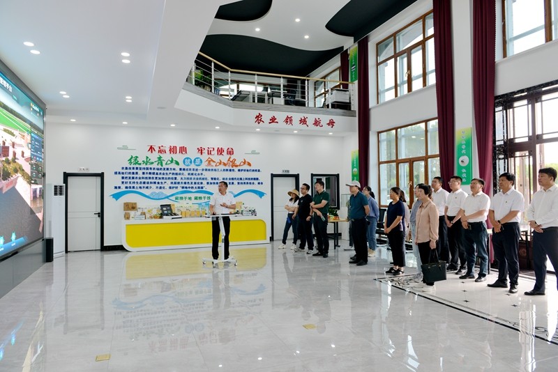 凌长江陪同南京农大专家组到前进农场有限公司调研(图1)