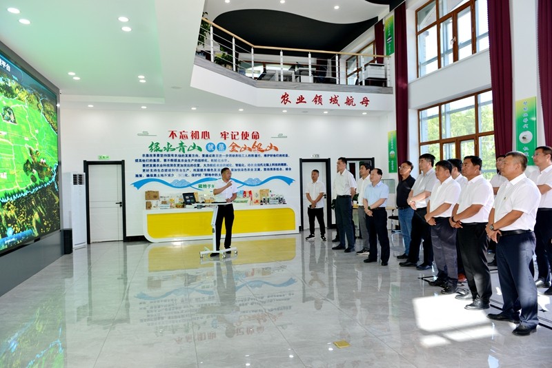 张宝林陪同安徽省农垦集团到前进农场调研(图1)