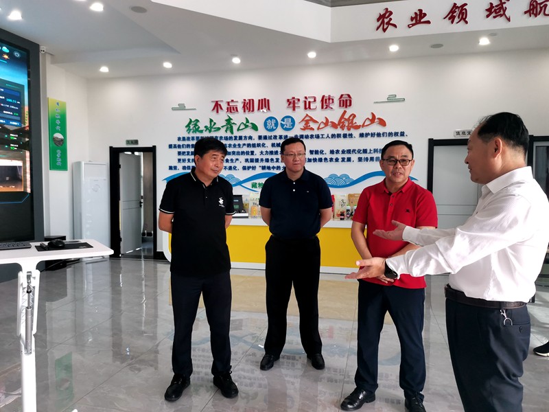 张宝林陪同集团农业发展部到前进农场有限公司调研(图1)