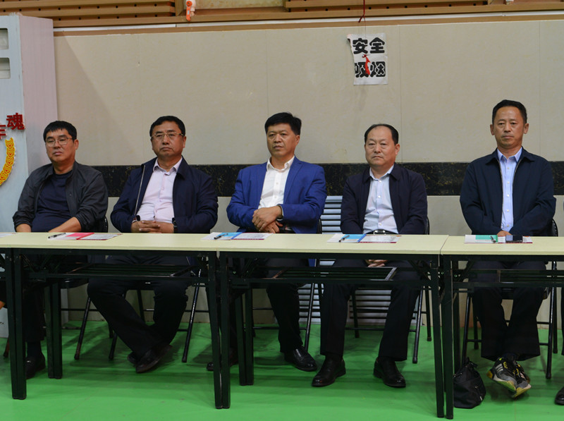 凌长江到前进农场检查指导丰收节文艺演出筹备工作(图1)
