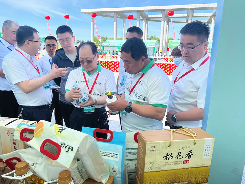 前进农场有限公司特色农副产品亮相建三江首届“糯米节”(图1)