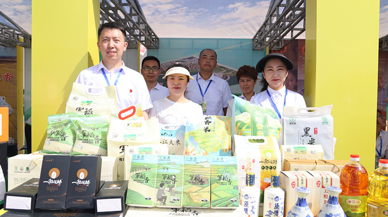 前进农场有限公司优质农产品精彩亮相首届有机麦田“开镰节”(图2)