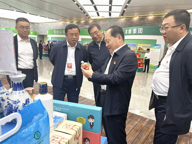 前进农场有限公司优质农产品亮相北大荒“丰收嘉年华”活动(图1)