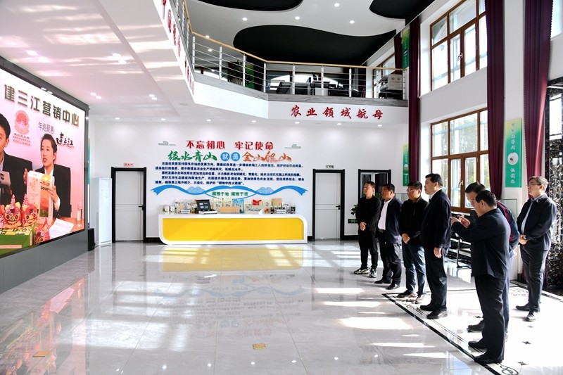 刘佳波陪同浦发银行一行到前进农场有限公司调研(图1)