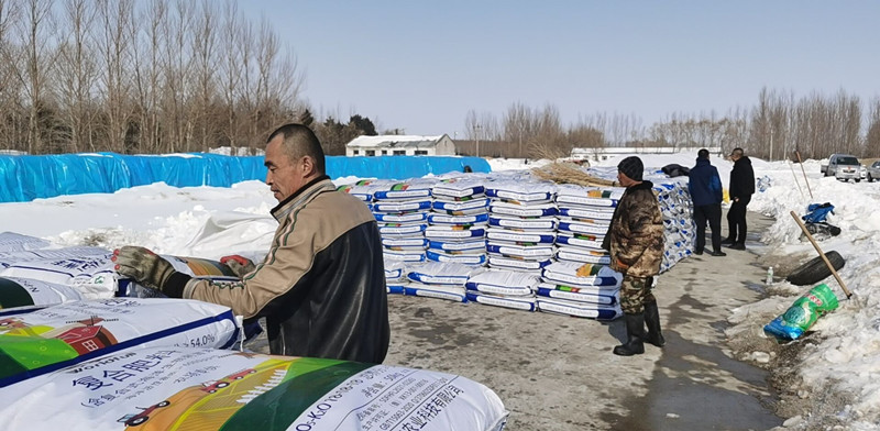 前进农场有限公司第十管理区 疫情不误备耕忙   肥料物资有保障(图1)