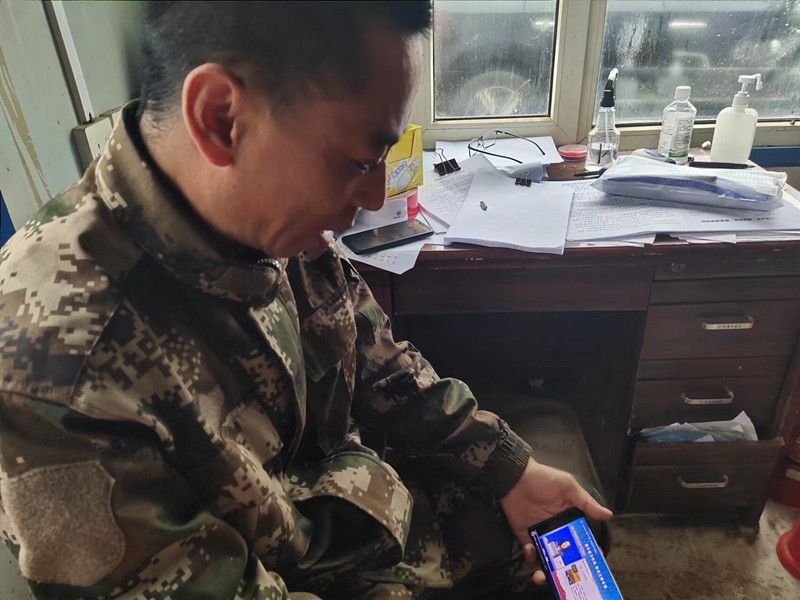 前进农场有限公司第十管理区组织学习观看“提升能力作风 锻造过硬本领”专题讲座(图2)