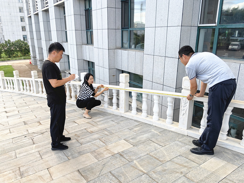 工作人员现场测量_副本.jpg