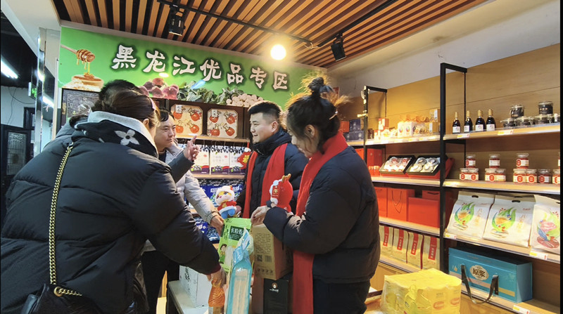 前进农场有限公司年货大集年味足 “烟火气”里迎新春(图1)