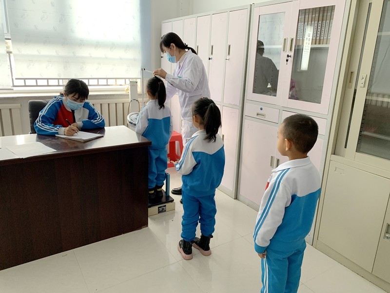 前进农场幼儿园开展秋季幼儿健康体检活动(图2)