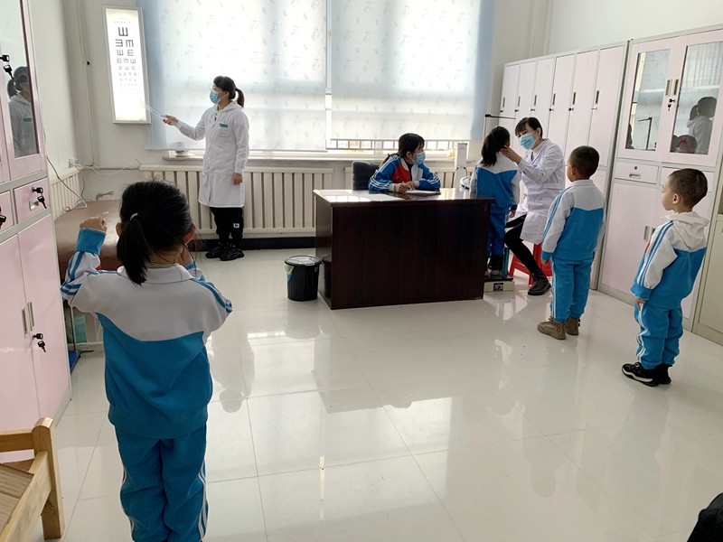 前进农场幼儿园开展秋季幼儿健康体检活动(图1)