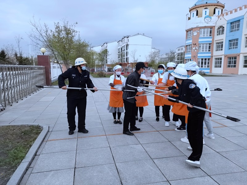 前进农场有限公司幼儿园开展“增强安全意识 建设平安校园  ”反恐防暴演练活动(图1)