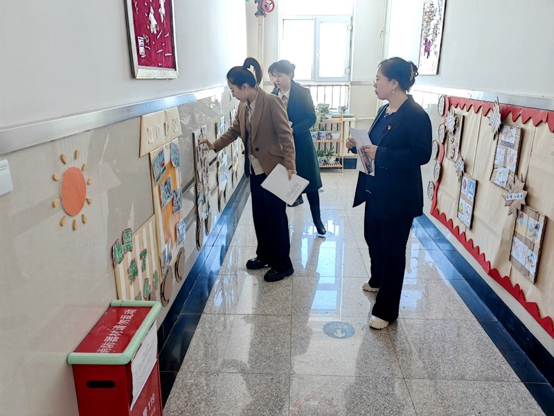 前进农场有限公司幼儿园开展“环伴童年 创设美好”主题环创评比活动(图1)