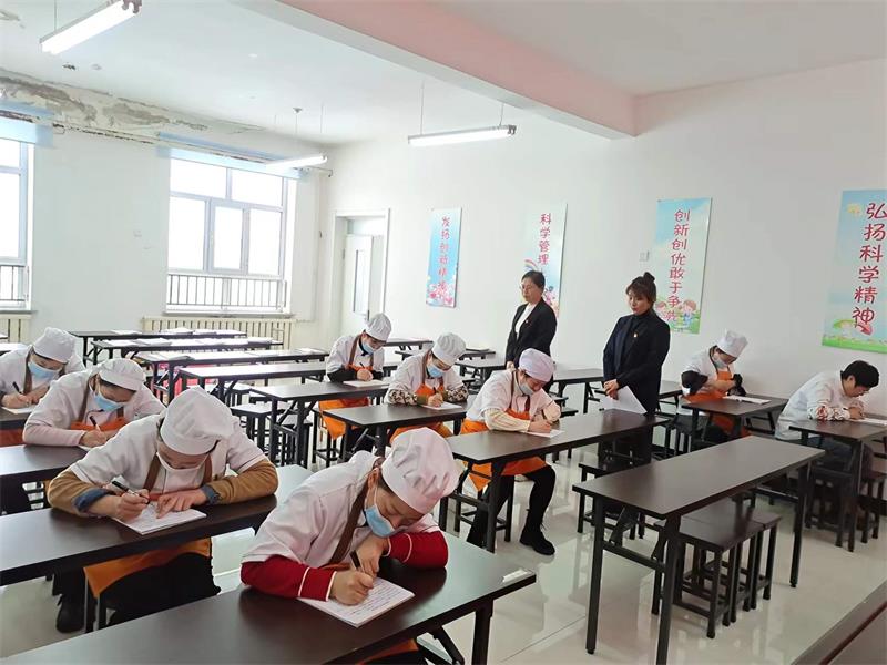 前进农场有限公司幼儿园开展后勤人员理论知识考核(图2)
