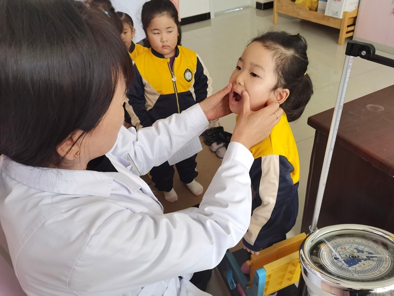 前进农场有限公司幼儿园开展“体检护航 健康相伴”幼儿秋季健康体检(图2)