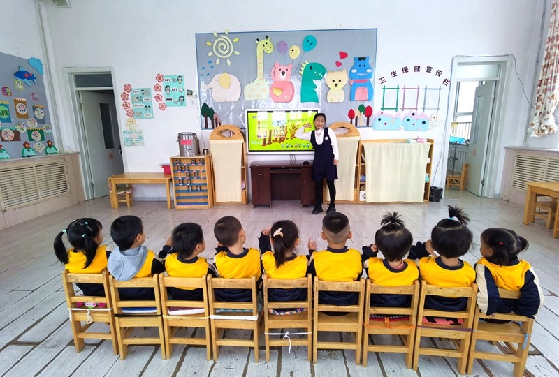 前进农场有限公司幼儿园开展“消防润童心 安全伴我行”春季防火主题教育活动(图1)