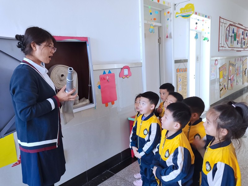 前进农场有限公司幼儿园开展“消防润童心 安全伴我行”春季防火主题教育活动(图2)