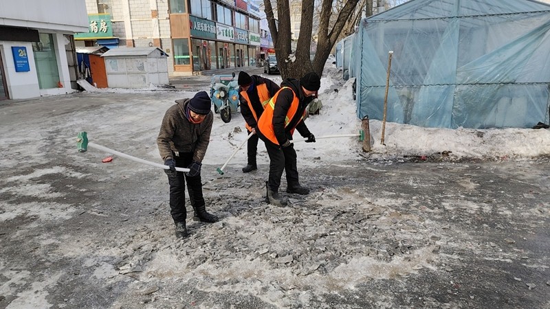 前进农场有限公司社区以雪为令清雪除冰 为居民出行安全保驾护航(图1)