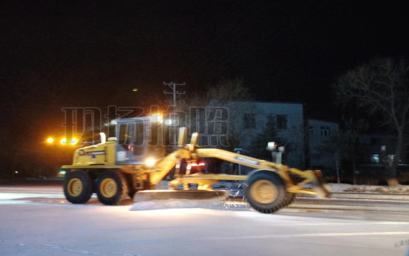 前进农场有限公司社区以雪为令清雪除冰 为居民出行安全保驾护航(图2)