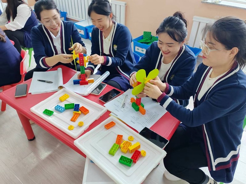前进农场有限公司幼儿园开展“科技赋能 快乐探索”积木建构与机器人培训活动(图2)