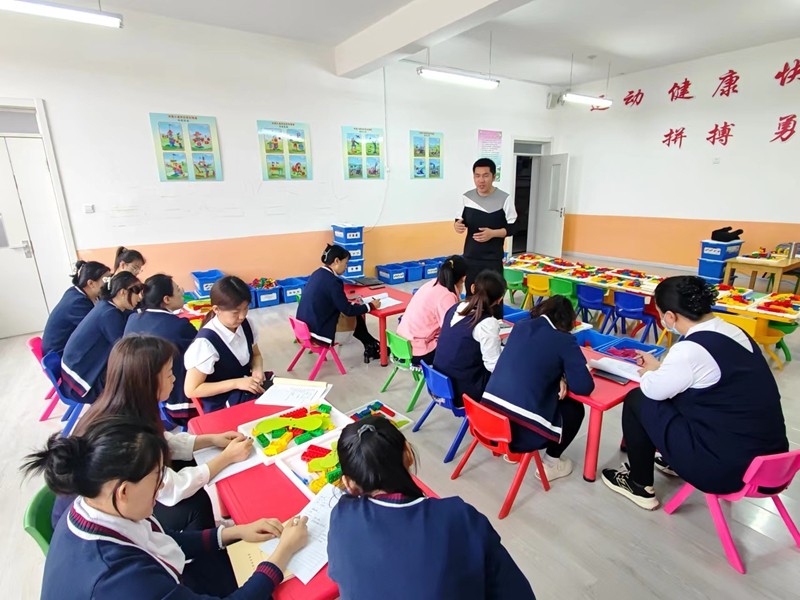 前进农场有限公司幼儿园开展“科技赋能 快乐探索”积木建构与机器人培训活动(图1)