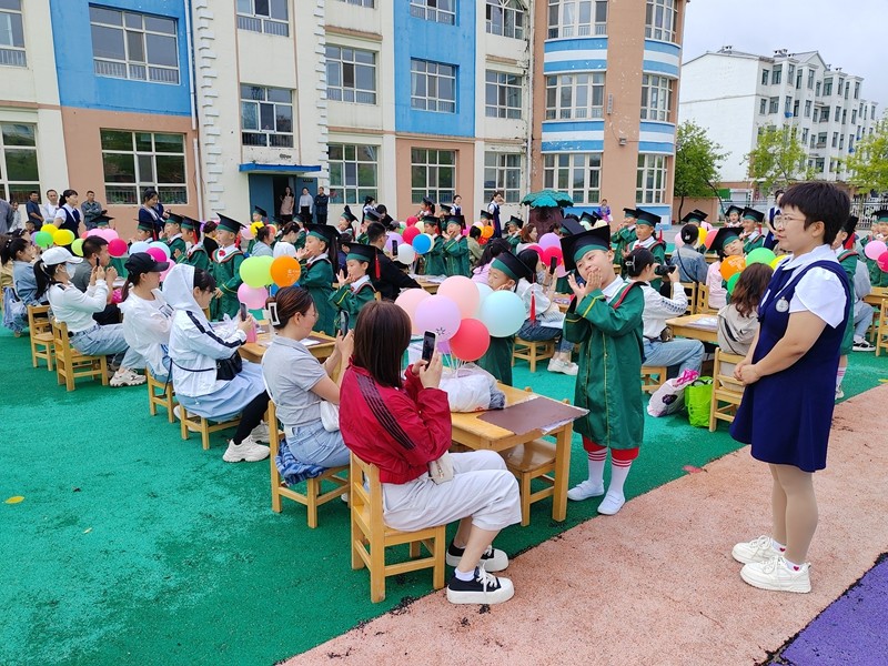前进农场有限公司幼儿园举办“第一次毕业 第一次成长” 2024届大班毕业典礼(图1)