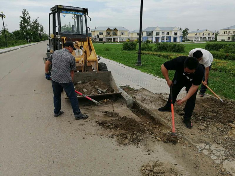 红卫农场社区维修破损路面   为居民铺好“放心路”(图4)