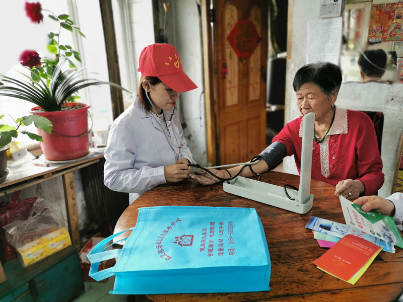 红卫社区卫生服务中心“小红帽”进社区 情暖“母亲节”(图1)