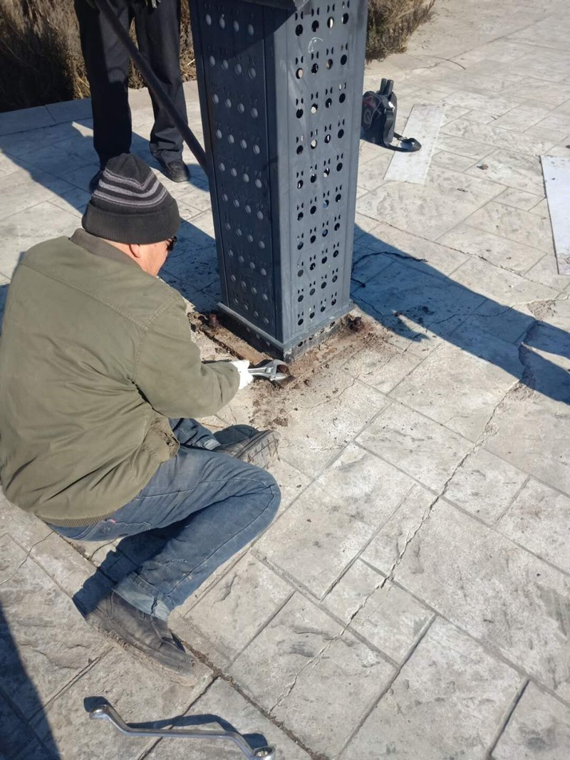 红卫社区路灯大检修 点亮百姓心(图2)