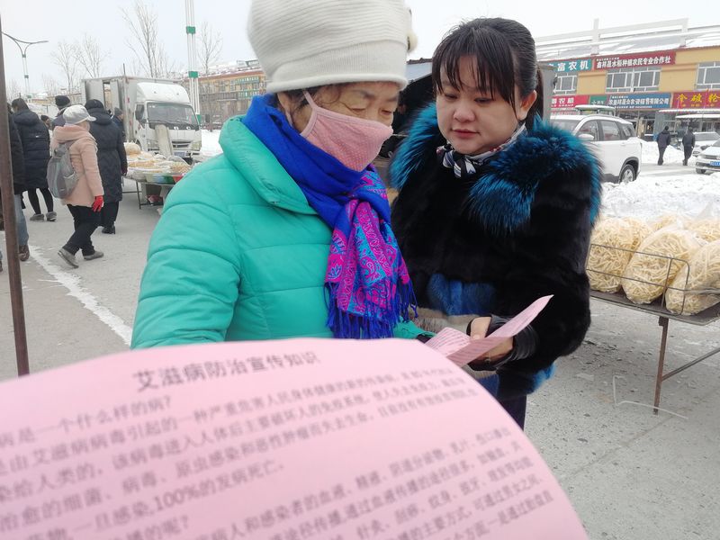 红卫农场社区开展“爱心呵护生命，行动抵御艾滋”宣传活动(图1)