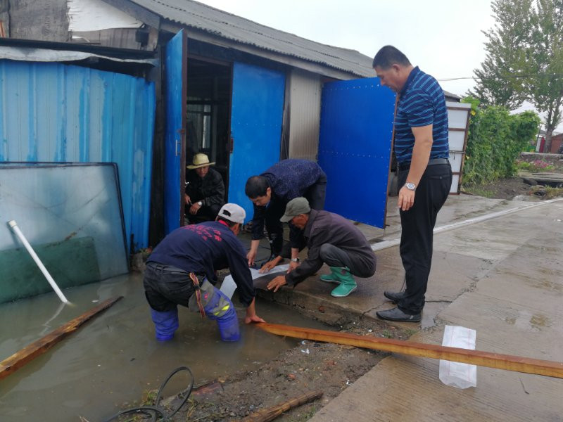 红卫社区雨天为居民群众排忧解难(图1)