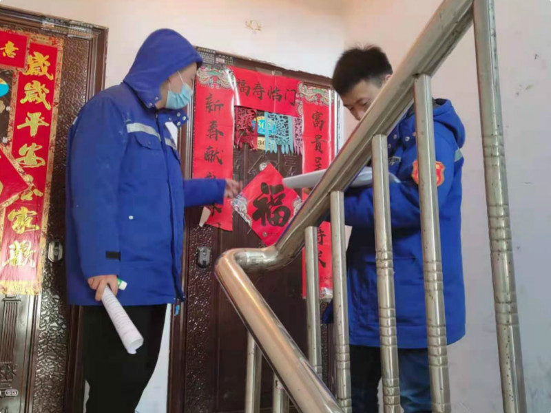 水暖员工不怕累 数九寒天去收费(图1)