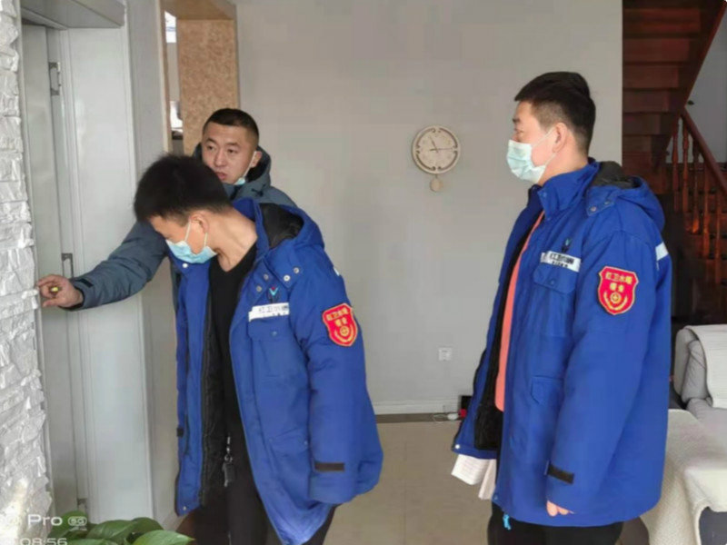 水暖员工不怕累 数九寒天去收费(图2)