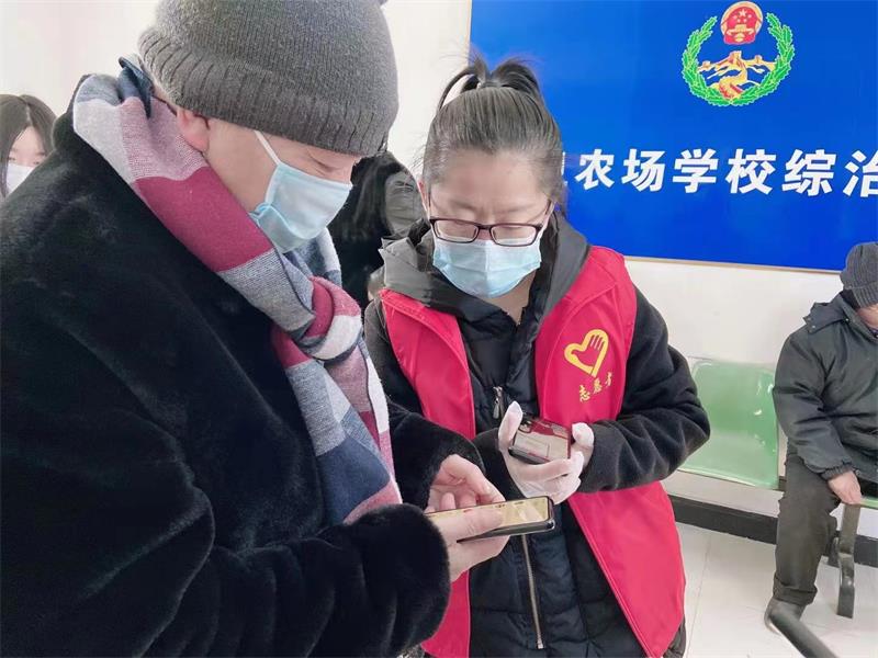 红卫农场测核酸井然有序不慌乱  隔离病毒不隔爱(图1)