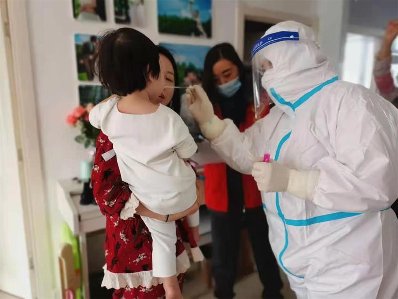 红卫农场测核酸井然有序不慌乱  隔离病毒不隔爱(图2)