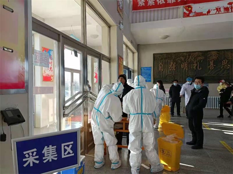 红卫农场测核酸井然有序不慌乱  隔离病毒不隔爱(图3)