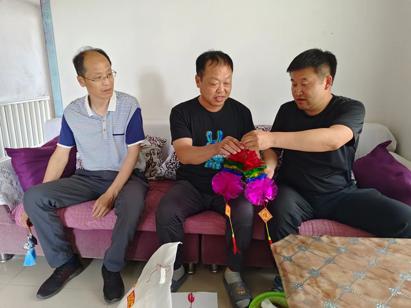 红卫农场有限公司第三居民委开展“浓情庆端午  慰问暖民心”走访慰问活动(图1)