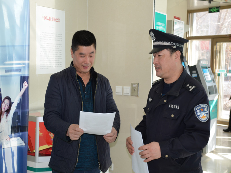 红卫派出所深入辖区人员密集处开展禁毒宣传教育活动(图1)