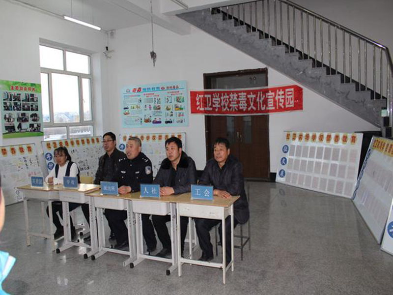 红卫派出所组织学生观看 制作禁毒手抄报活动(图2)
