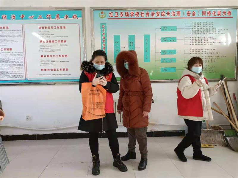 红卫农场第三居民委在”疫”期间保障居民安全(图1)