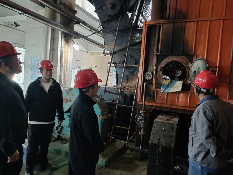 红卫农场有限公司水暖站对锅炉房外包工程施工进行安全大检查(图1)